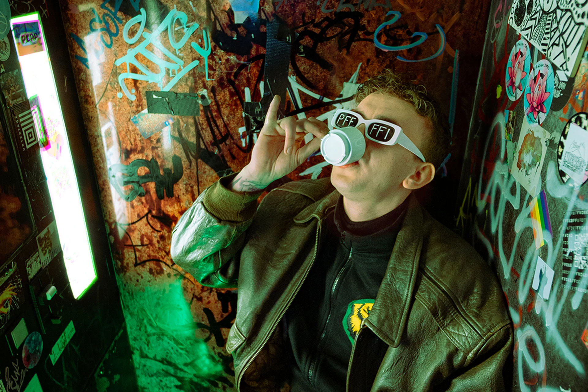 Boy trinkt Espresso im Club mit einer BBS Pfeffi Sonnenbrille