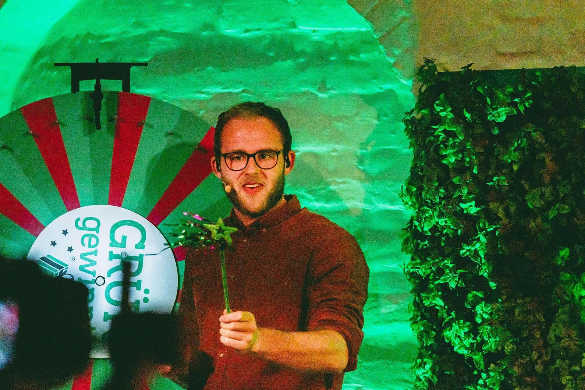 Sven Bensmann als Glücksfee vor dem Pfeffi Glücksrad