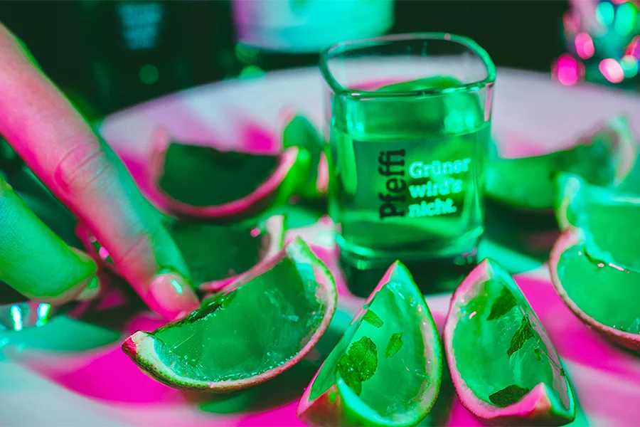 Hier ist Rezept von unserem Original Pfeffi zusehen, in dem wir Zitronen mit Pfeffiwackelpudding gefüllt und dann aufgeschnitten haben