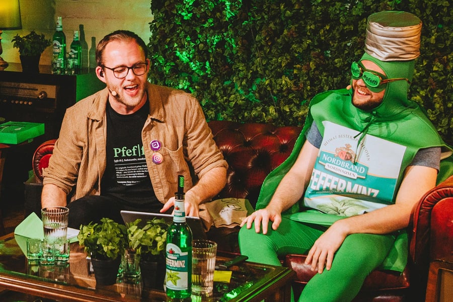 Moderator Sven Bensmann und unser Pfeffiman sitzen in unserem Studio während des Livestreams.